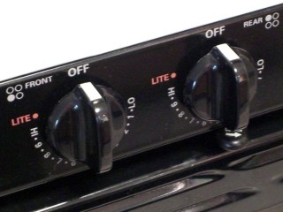 Reflective index markers for stove knobs