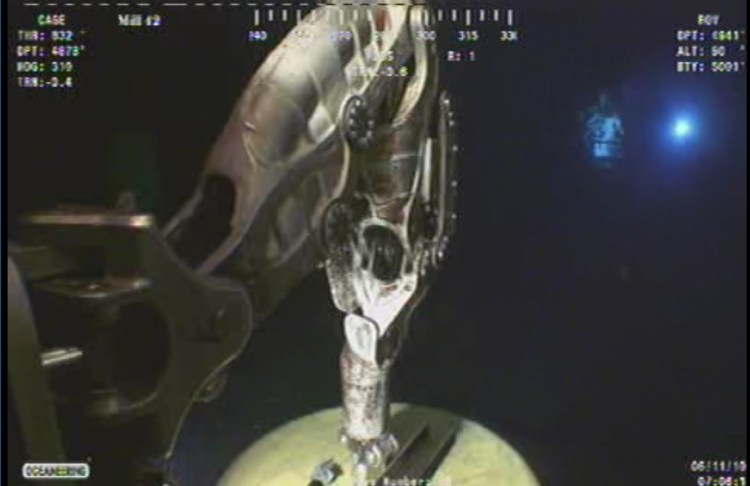 Deepwater Horizon capping - manipulator arm