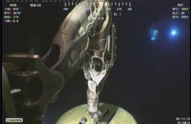 Deepwater Horizon capping - manipulator arm