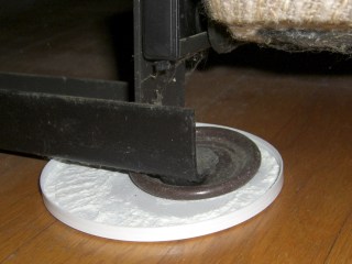 Powder trap as furniture isolator