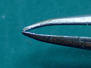 Mismatched tweezer jaw