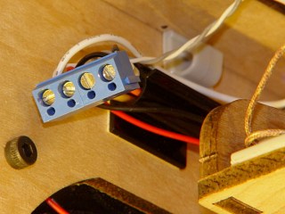 TOM auxiliary power connector