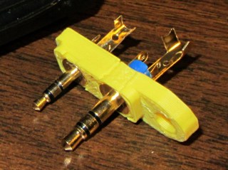 Wouxun plug plate - detail