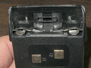 Wouxun KG-UV3D - battery pack latch