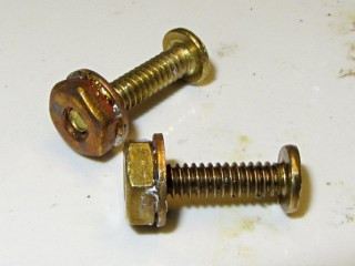 HT-GPS Case - radio battery contacts