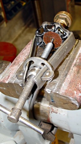 Shutoff valve - handle puller