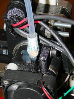 M2 extruder - added filament guide
