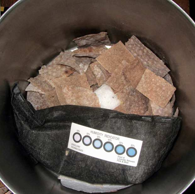 Whole wheat crackers with desiccant