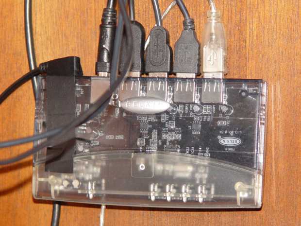 Belkin USB Hub - under desk