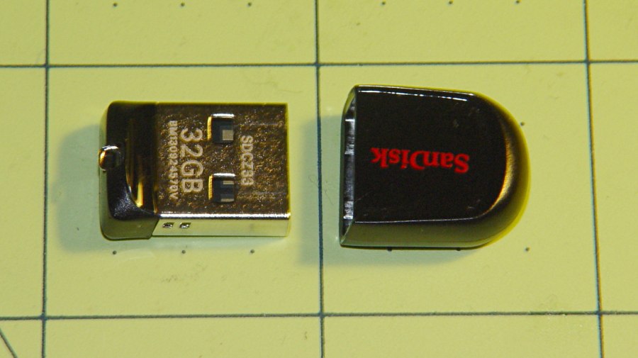 32 GB Sandisk USB Flash Drive