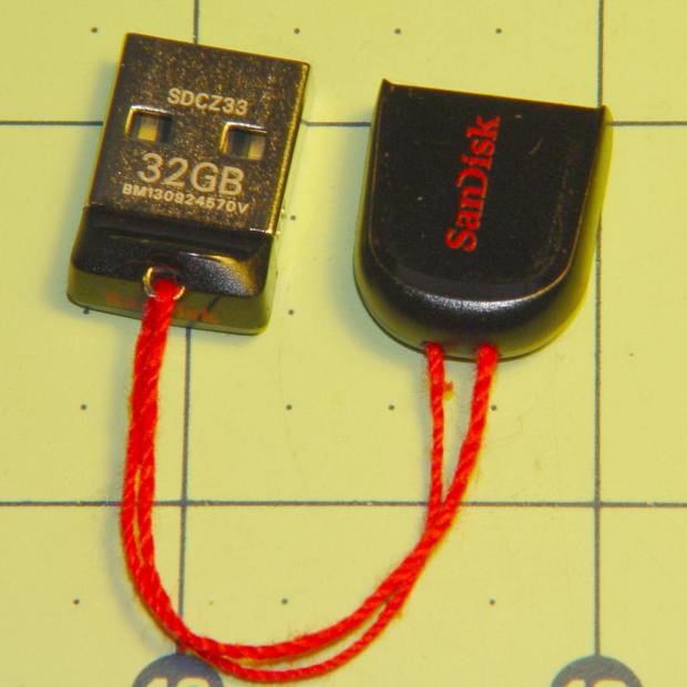 Sandisk 32 GB Flash Drive - cap string