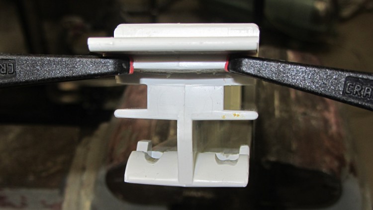 Refrigerator strut - worn retainers