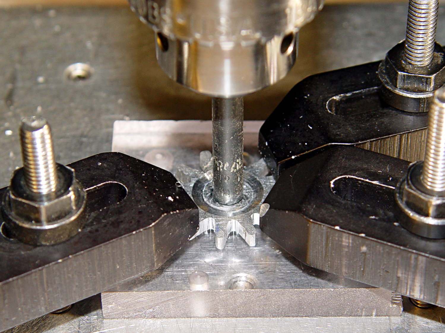 Can opener gear - re-centering