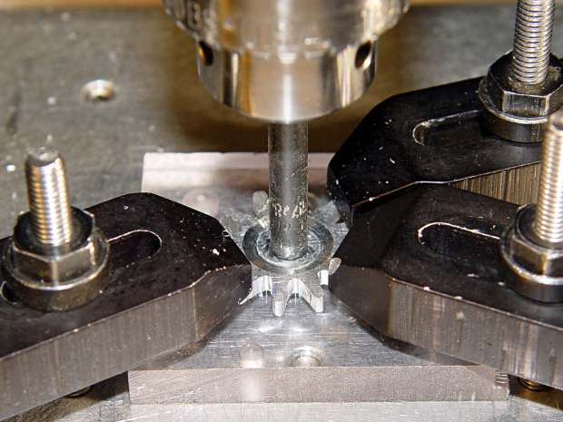Can opener gear - re-centering