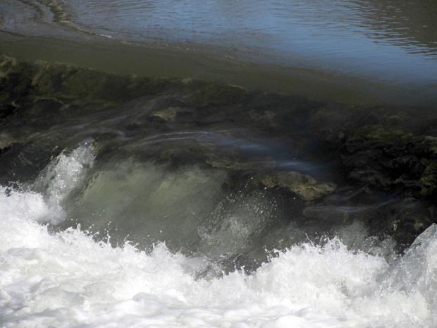 Red Oaks Mill Dam - crumbled top detail - 2014-04-06