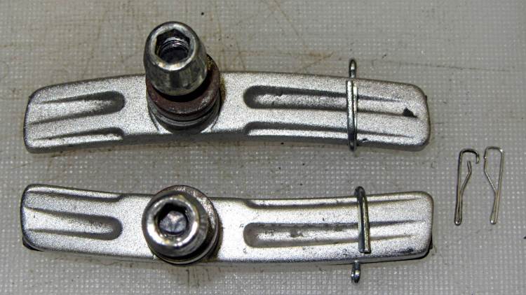 V-brake pads - cotter pin retainer