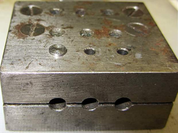 Base screw in alignment block