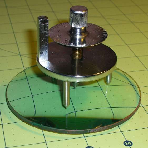 Student Sphereometer on lens