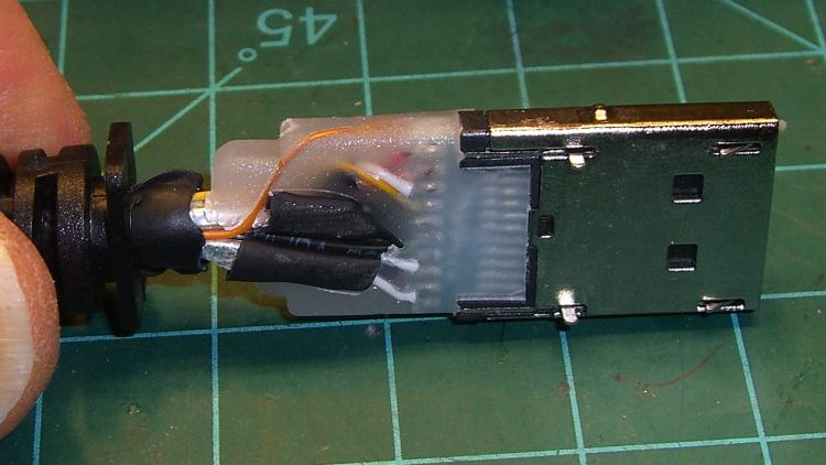 DP connector - latch side