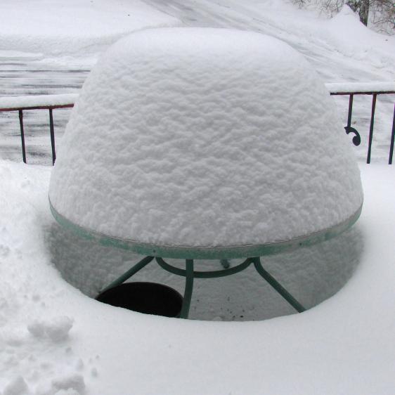 Snow mound - round table - 2015-02-22