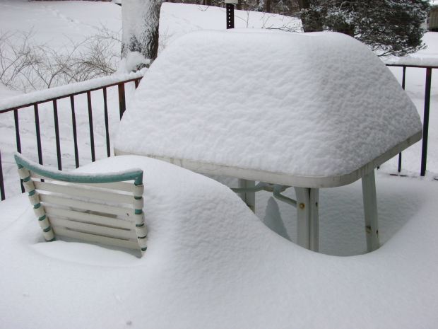 Snow mound - square table - 2015-02-22