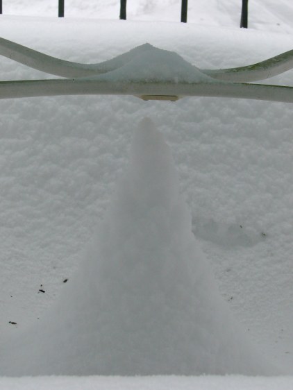 Snow pillar - square table - 2015-02-22