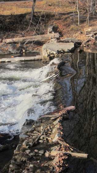 Red Oaks Mill Dam - water curvature at breast