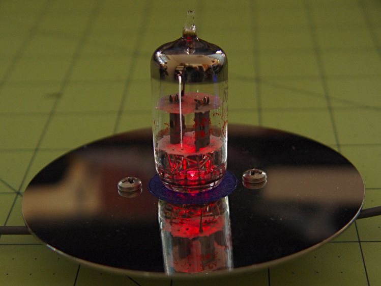 Noval socket - red phase