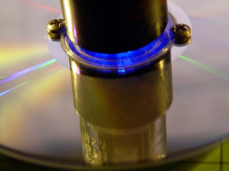 Octal socket in CD - screw detail