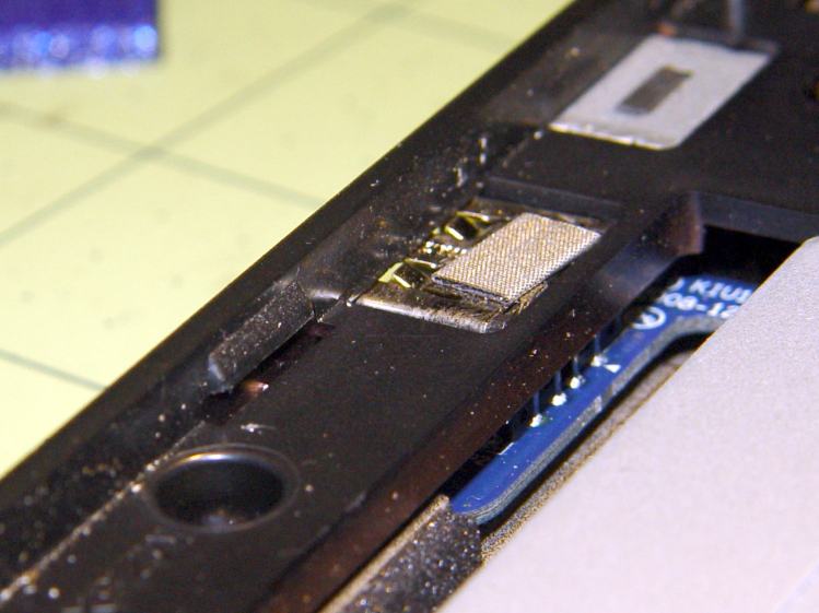 Dell Inspiron Mini 10 - left keyboard latch