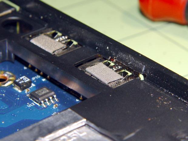 Dell Inspiron Mini 10 - right keyboard latch