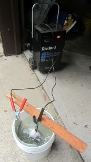 Cast iron pan electrolysis - setup