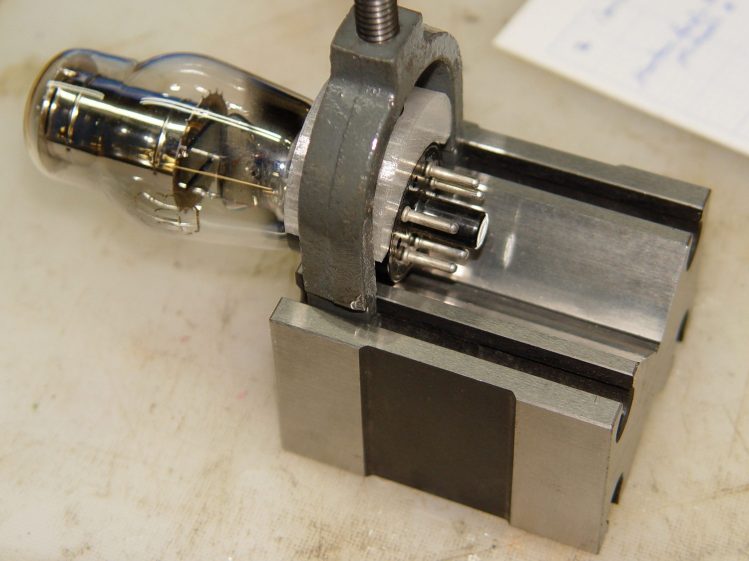 0D3 Octal tube - V-block clamp