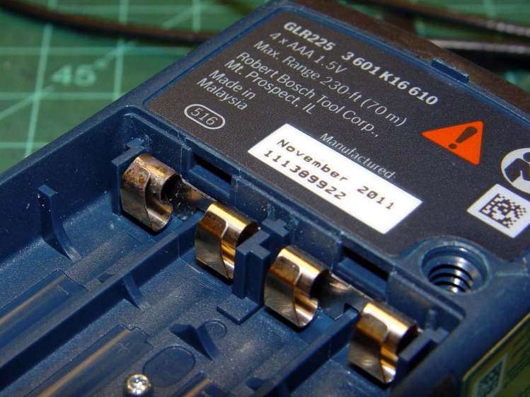 Bosch GLR225 battery contact - cleaned