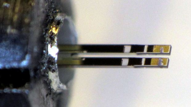 Quartz resonator - A side