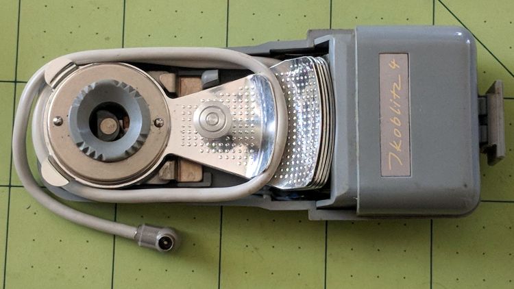 Zeiss Ikon Ikoblitz 4 - front - stowed