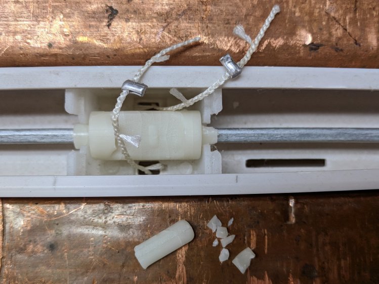 Miniblind roller - broken tab