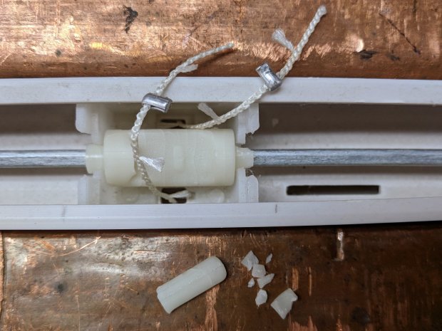 Miniblind roller - broken tab