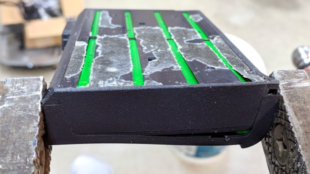 Dell laptop battery - case cracking