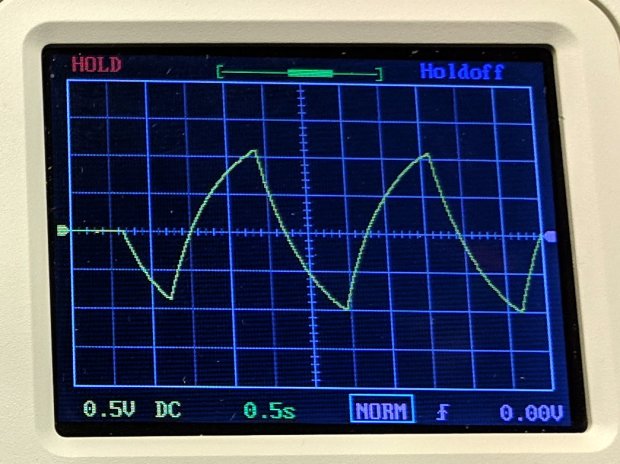 DSO150 - 2N7000 astable cap voltage - screen detail