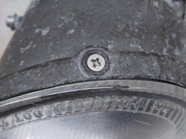 Nissan Fog Lamp - lens retaining screw