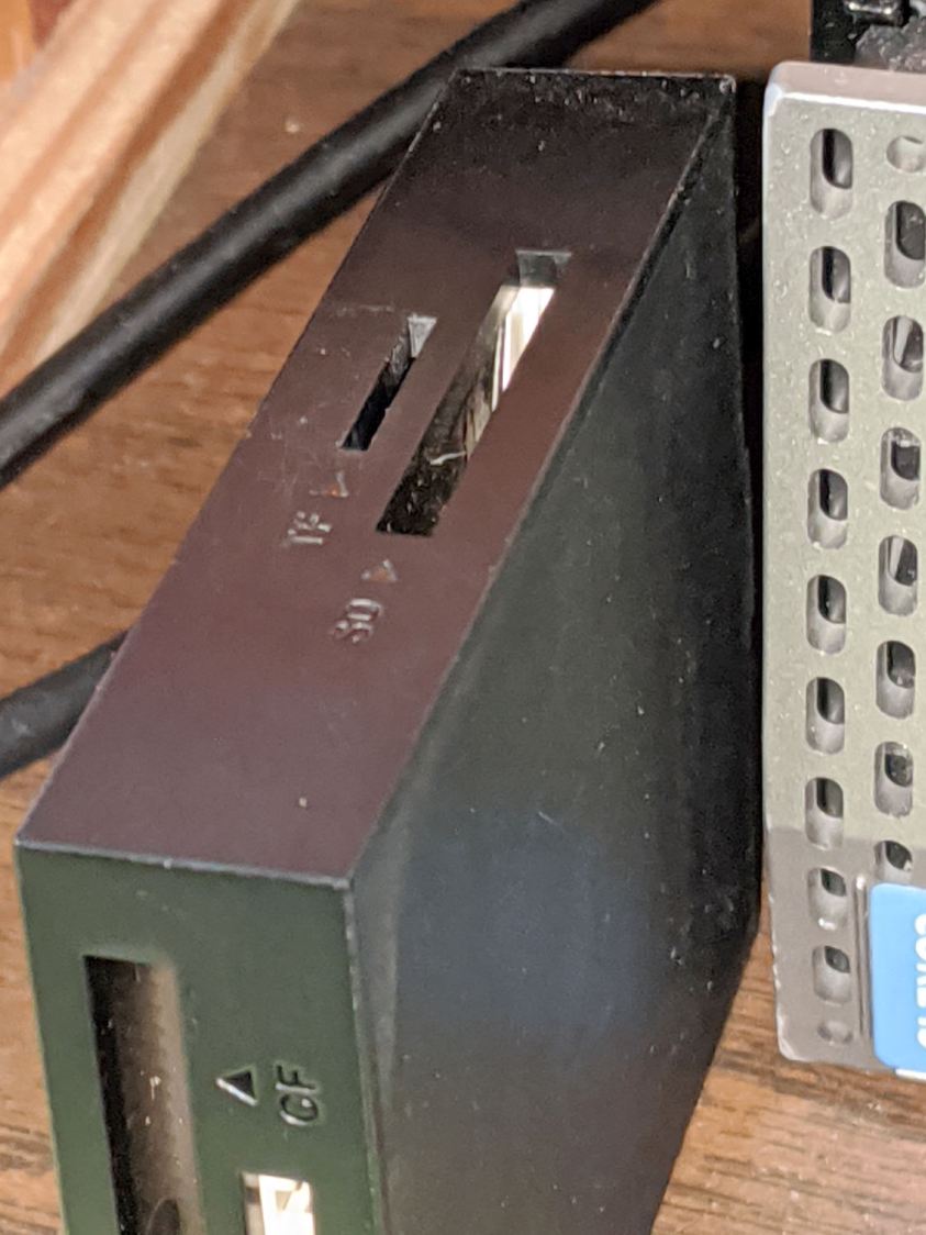 USB card reader - low-contrast slots