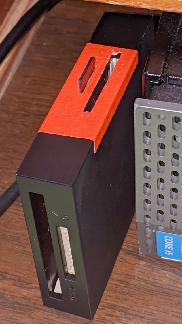 USB card reader - high-contrast slots