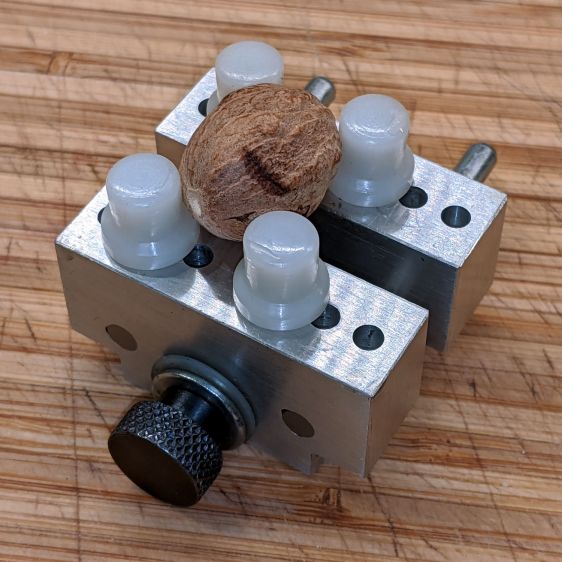 Nutmeg grating - mini-vise