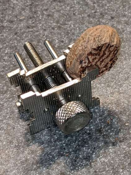 Nutmeg grating - flat clamping