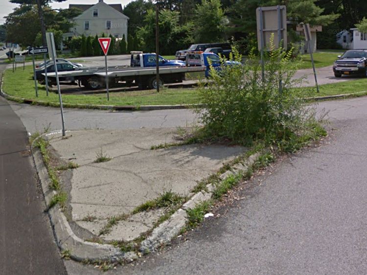 Traffic splitter bushes - Vassar Rd at Pine Tree Dr - Streetview 2018-07