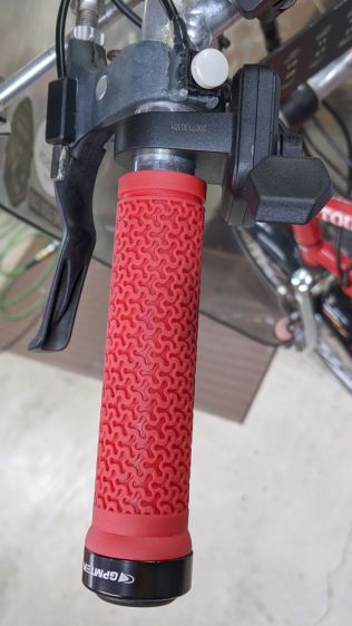 Tour Easy grips - left installed