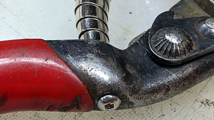 Felco C7 cutter - button screw