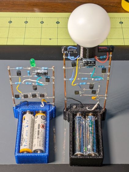 LM3909 AA alkaline - Green and Blue