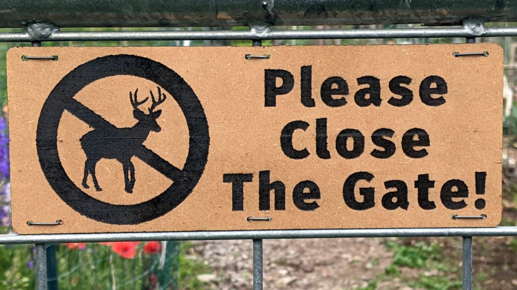 Please Close The Gate Signage:&nbsp;Painted